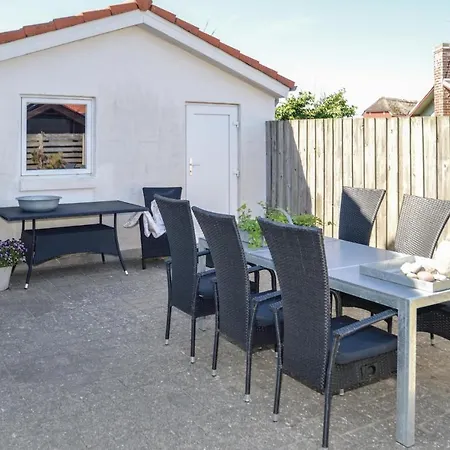 Сasa de vacaciones Four-bedroom Holiday In *