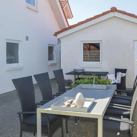 Сasa de vacaciones Four-bedroom Holiday In *