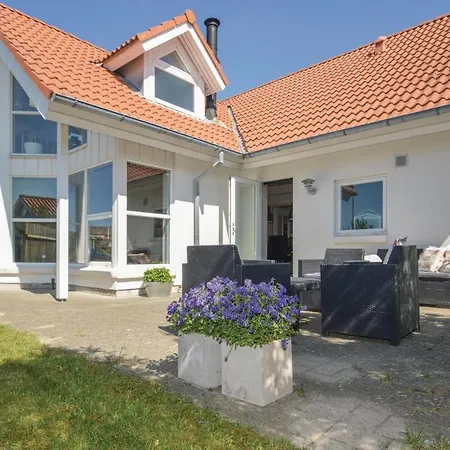 Four-bedroom Holiday In Сasa de vacaciones Blokhus